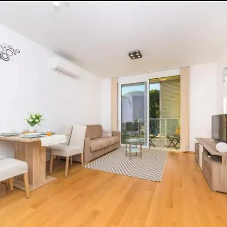 Iris Private Parking Апартаменты *