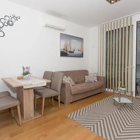 Апартаменты Iris Private Parking *